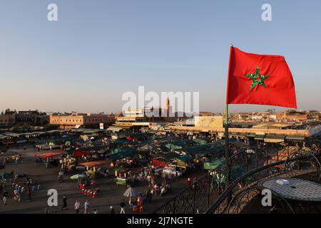 MARRAKECH, MAROCCO - 29 OTTOBRE 2021: Gente a Jemaa el-Fnaa dove piazza principale di Marrakech, usato da locali e turisti Foto Stock