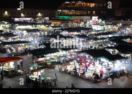 MARRAKECH, MAROCCO - 29 OTTOBRE 2021: Gente a Jemaa el-Fnaa dove piazza principale di Marrakech, usato da locali e turisti Foto Stock