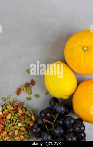 frutta fresca, arancia, uva su sfondo chiaro. Primo piano Foto Stock