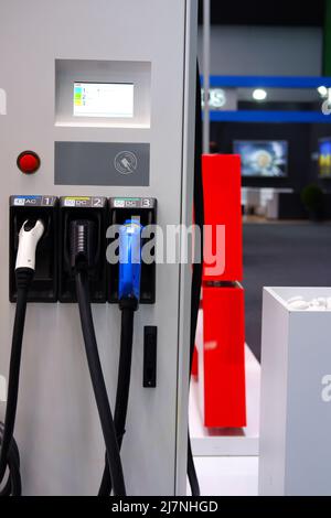 Stazione di ricarica EV con tre unità di ricarica interne Foto Stock