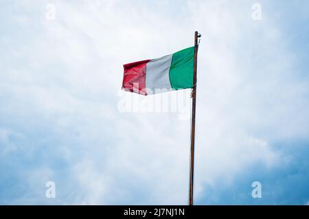 Bandiera d'Italia su sfondo cielo. Bandiera italiana che sventola nel vento. Foto Stock