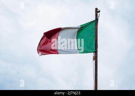 Bandiera d'Italia su sfondo cielo. Bandiera italiana che sventola nel vento. Foto Stock