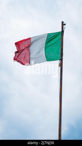 Bandiera d'Italia su sfondo cielo. Bandiera italiana che sventola nel vento. Foto Stock