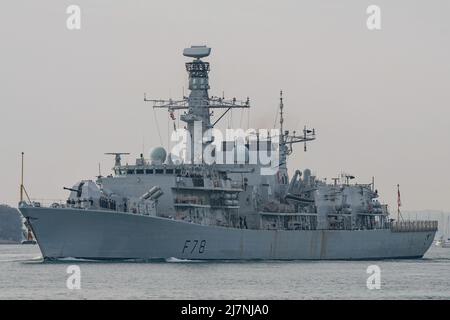 Il tipo 23 (Duke Class) fregate HMS Kent (F78) lasciando Portsmouth Harbour, Regno Unito il pomeriggio del 9th maggio 2022. Foto Stock