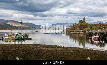 Editoriale Scozia, Regno Unito - 27 aprile 2022: Porto di Kyleakin, in un villaggio sulla costa orientale dell'isola di Skye nelle Ebridi interne, Scozia, Regno Unito Foto Stock