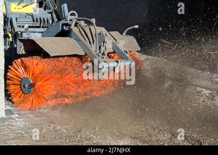 Spazzola rotante sulla spazzatrice per pulizia stradale Foto stock - Alamy