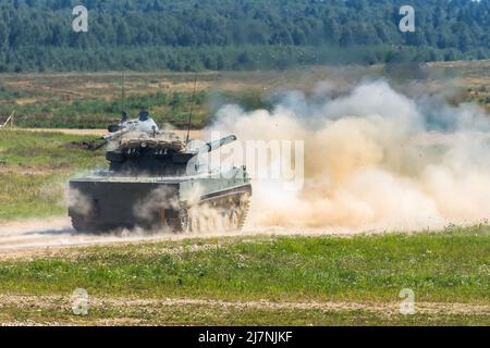 Il carro armato militare fa un colpo ai bersagli nemici nel campo Foto Stock