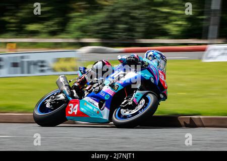 Portrush, Antrim, Irlanda del Nord. 10th maggio 2022. FonaCAB Nicholl Oils Northwest 200 Practice; Alastair Seeley (IFS Yamaha) durante l'apertura Superstock Practice Credit: Action Plus Sports/Alamy Live News Foto Stock