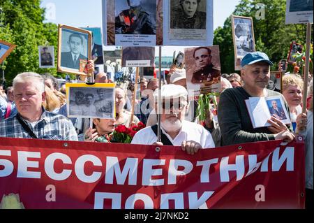 09.05.2022, Berlino, Germania, Europa - i membri della comunità russa di Berlino tengono ritratti di parenti mentre celebrano il 9th maggio della Giornata della Vittoria. Foto Stock