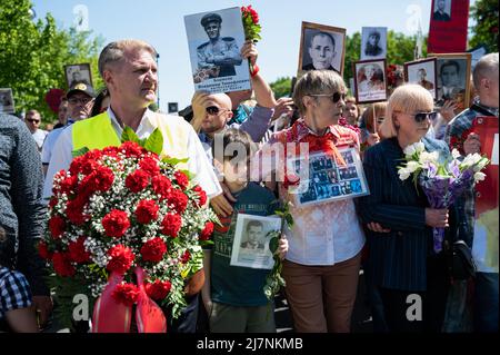 09.05.2022, Berlino, Germania, Europa - i membri della comunità russa di Berlino tengono ritratti di parenti mentre celebrano il 9th maggio della Giornata della Vittoria. Foto Stock