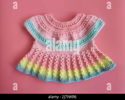 Abito colorato in maglia per bambini sfondo. Vestiti per bambini. Maglia Rainbow cute per bambini. Moda per bambini. Idee per la realizzazione a mano Foto Stock