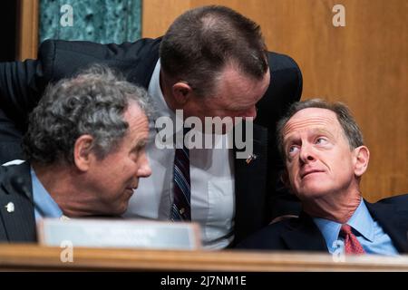 Washington, Stati Uniti. 10th maggio 2022. STATI UNITI - MAGGIO 10: Da sinistra, presidente Sherrod Brown, D-Ohio, Sen. Jon Tester, D-Tab., E Sen. Pat Toomey, membro del rango, R-Pa., sono visti come il segretario del Tesoro Janet Yellen ha testimoniato durante l’audizione del Comitato per gli Affari bancari, immobiliari e urbani del Senato intitolato “il rapporto annuale al Congresso del Consiglio per la stabilità finanziaria”, nell’edificio del Senato di Dirksen a Washington, DC, martedì 10 maggio 2022. (Tom Williams/Pool/Sipa USA) Credit: Sipa USA/Alamy Live News Foto Stock