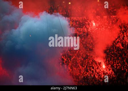 Caratteristica, coreografia dei tifosi di Schalke prima della partita, curva nord, fuoco bengala, bombe fumo, calcio 2nd Bundesliga, 33rd matchday, FC Schalke 04 (GE) - FC St. Pauli Amburgo 3: 2, il 7th maggio 2022 a Gelsenkirchen/Germania. Le normative #DFL vietano l'uso di fotografie come sequenze di immagini e/o quasi-video # Â Foto Stock