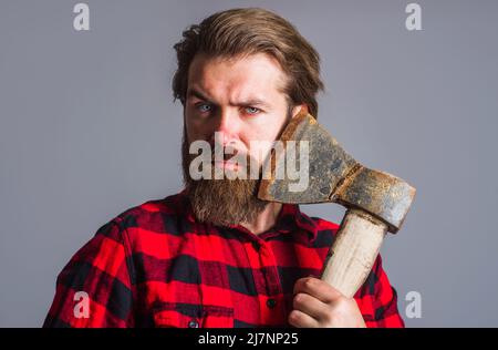 Uomo bearded con ascia. Strumento registratore. Ragazzo in camicia a scacchi con hatchet. Jack canadese con ascia. Foto Stock