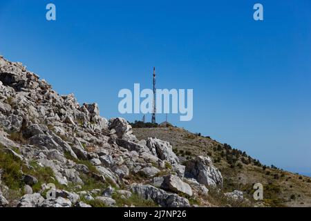 Radio e televisione trasmettitore torre sopra Dubrovnik. Foto Stock