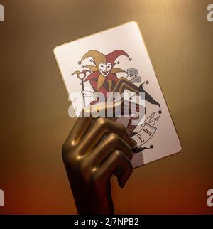 Una scultura di una mano contiene un aloft di gioco di carte di scherzo oversize Foto Stock