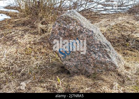 La pietra di confine segna il confine tra l'URSS e la Finlandia. Pietra grossomodo scavata di granito rosa Ladoga. Il testo è inciso sulla pietra: URSS - dal lato est. S Foto Stock