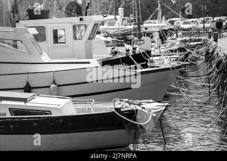 Navi e yacht nel porto di Kolona a Rodi Greece.in bianco e nero. Foto Stock