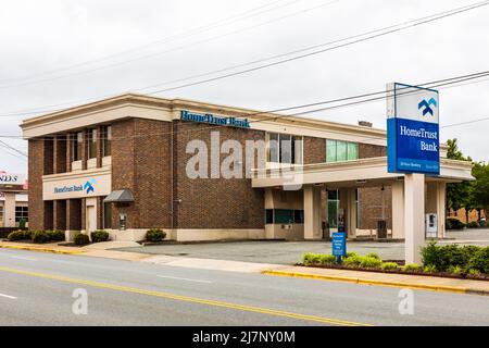 LEXINGTON, NC, USA-8 MAGGIO 2022: Edificio della banca HomeTrust, Drive Thru e cartelli. Foto Stock