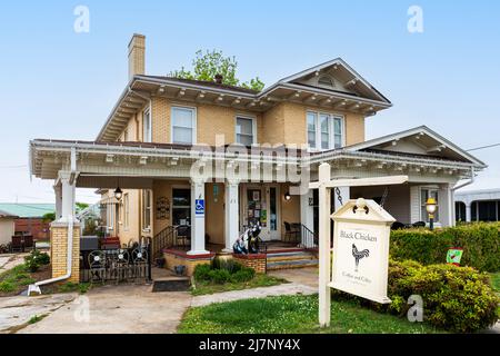 LEXINGTON, NC, USA-8 MAGGIO 2022: Il caffè Black Chicken e regali, edificio e segno. Foto Stock