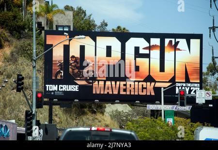 Affissioni promuovere il film Top Gun Maverick con Tom Cruise sulla Sunset Strip di Los Angeles, CA Foto Stock