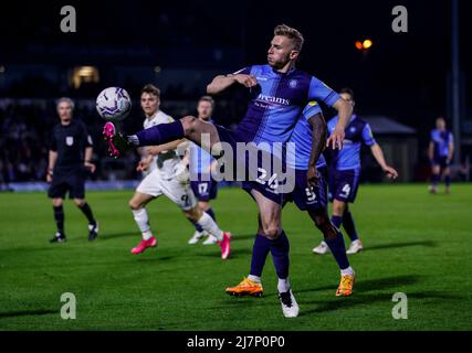 Jason McCarthy di Wycombe Wanderers controlla la palla durante la partita semifinale della Sky Bet League One, prima tappa all'Adams Park, High Wycombe. Data immagine: Giovedì 5 maggio 2022. Foto Stock