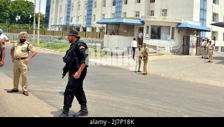 Mohali, India. 10th maggio 2022. MOHALI, INDIA - MAGGIO 10: Il personale della polizia di Punjab si è recato fuori dal sito durante un'indagine dopo l'attacco di granata alla sede centrale dell'intelligence della polizia di Punjab nel settore 77 il 10 maggio 2022 a Mohali, India. Un'esplosione, che si ritiene sia il risultato di un attacco di granata a razzo, si è svolta lunedì sera presso la sede dell'intelligence della polizia di Punjab a Mohali, frantumando i vetri delle finestre su uno dei piani dell'edificio. (Foto di Keshav Singh/Hindustan Times/Sipa USA) Credit: Sipa USA/Alamy Live News Foto Stock