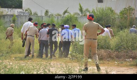 Mohali, India. 10th maggio 2022. MOHALI, INDIA - MAGGIO 10: Personale di polizia Punjab presso il sito durante un'indagine dopo l'attacco di granata presso la sede centrale dell'intelligence di polizia Punjab nel settore 77 il 10 maggio 2022 a Mohali, India. Un'esplosione, che si ritiene sia il risultato di un attacco di granata a razzo, si è svolta lunedì sera presso la sede dell'intelligence della polizia di Punjab a Mohali, frantumando i vetri delle finestre su uno dei piani dell'edificio. (Foto di Keshav Singh/Hindustan Times/Sipa USA) Credit: Sipa USA/Alamy Live News Foto Stock