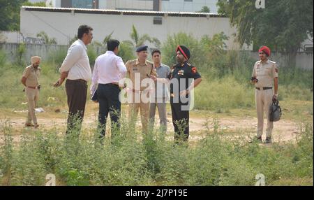 Mohali, India. 10th maggio 2022. MOHALI, INDIA - MAGGIO 10: Personale di polizia Punjab presso il sito durante un'indagine dopo l'attacco di granata presso la sede centrale dell'intelligence di polizia Punjab nel settore 77 il 10 maggio 2022 a Mohali, India. Un'esplosione, che si ritiene sia il risultato di un attacco di granata a razzo, si è svolta lunedì sera presso la sede dell'intelligence della polizia di Punjab a Mohali, frantumando i vetri delle finestre su uno dei piani dell'edificio. (Foto di Keshav Singh/Hindustan Times/Sipa USA) Credit: Sipa USA/Alamy Live News Foto Stock