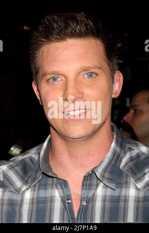 LOS ANGELES - MAR 25: Steve Burton alla torta giovane e irrequieto 41st anniversario alla CBS Television City il 25 marzo 2014 a Los Angeles, CA Foto Stock