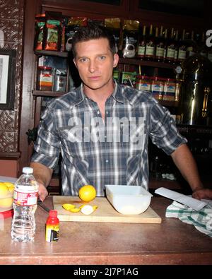 LOS ANGELES - MAR 25: Steve Burton alla torta giovane e irrequieto 41st anniversario alla CBS Television City il 25 marzo 2014 a Los Angeles, CA Foto Stock