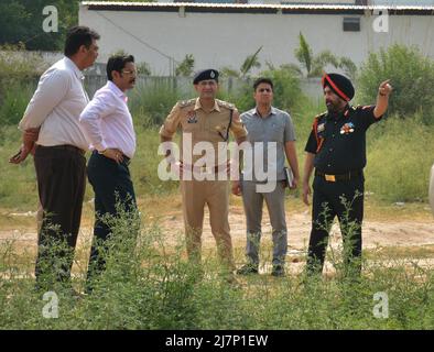 Mohali, India. 10th maggio 2022. MOHALI, INDIA - MAGGIO 10: Personale di polizia Punjab presso il sito durante un'indagine dopo l'attacco di granata presso la sede centrale dell'intelligence di polizia Punjab nel settore 77 il 10 maggio 2022 a Mohali, India. Un'esplosione, che si ritiene sia il risultato di un attacco di granata a razzo, si è svolta lunedì sera presso la sede dell'intelligence della polizia di Punjab a Mohali, frantumando i vetri delle finestre su uno dei piani dell'edificio. (Foto di Keshav Singh/Hindustan Times/Sipa USA) Credit: Sipa USA/Alamy Live News Foto Stock