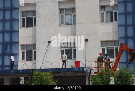 Mohali, India. 10th maggio 2022. MOHALI, INDIA - MAGGIO 10: Personale di polizia Punjab presso il sito durante un'indagine dopo l'attacco di granata presso la sede centrale dell'intelligence di polizia Punjab nel settore 77 il 10 maggio 2022 a Mohali, India. Un'esplosione, che si ritiene sia il risultato di un attacco di granata a razzo, si è svolta lunedì sera presso la sede dell'intelligence della polizia di Punjab a Mohali, frantumando i vetri delle finestre su uno dei piani dell'edificio. (Foto di Keshav Singh/Hindustan Times/Sipa USA) Credit: Sipa USA/Alamy Live News Foto Stock