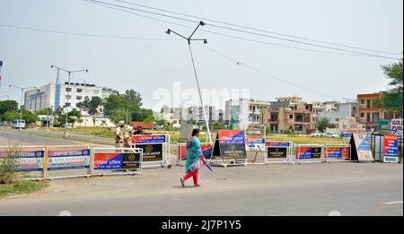 Mohali, India. 10th maggio 2022. MOHALI, INDIA - MAGGIO 10: Il personale della polizia di Punjab si è recato fuori dal sito durante un'indagine dopo l'attacco di granata alla sede centrale dell'intelligence della polizia di Punjab nel settore 77 il 10 maggio 2022 a Mohali, India. Un'esplosione, che si ritiene sia il risultato di un attacco di granata a razzo, si è svolta lunedì sera presso la sede dell'intelligence della polizia di Punjab a Mohali, frantumando i vetri delle finestre su uno dei piani dell'edificio. (Foto di Keshav Singh/Hindustan Times/Sipa USA) Credit: Sipa USA/Alamy Live News Foto Stock