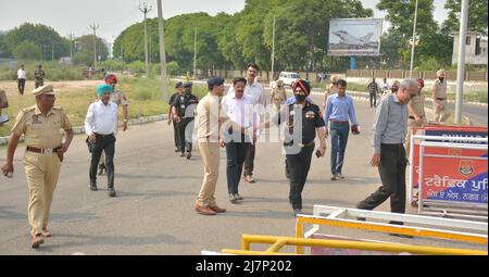 Mohali, India. 10th maggio 2022. MOHALI, INDIA - MAGGIO 10: Personale di polizia Punjab presso il sito durante un'indagine dopo l'attacco di granata presso la sede centrale dell'intelligence di polizia Punjab nel settore 77 il 10 maggio 2022 a Mohali, India. Un'esplosione, che si ritiene sia il risultato di un attacco di granata a razzo, si è svolta lunedì sera presso la sede dell'intelligence della polizia di Punjab a Mohali, frantumando i vetri delle finestre su uno dei piani dell'edificio. (Foto di Keshav Singh/Hindustan Times/Sipa USA) Credit: Sipa USA/Alamy Live News Foto Stock