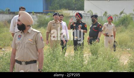 Mohali, India. 10th maggio 2022. MOHALI, INDIA - MAGGIO 10: Personale di polizia Punjab presso il sito durante un'indagine dopo l'attacco di granata presso la sede centrale dell'intelligence di polizia Punjab nel settore 77 il 10 maggio 2022 a Mohali, India. Un'esplosione, che si ritiene sia il risultato di un attacco di granata a razzo, si è svolta lunedì sera presso la sede dell'intelligence della polizia di Punjab a Mohali, frantumando i vetri delle finestre su uno dei piani dell'edificio. (Foto di Keshav Singh/Hindustan Times/Sipa USA) Credit: Sipa USA/Alamy Live News Foto Stock