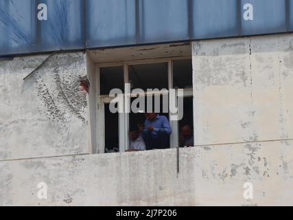 Mohali, India. 10th maggio 2022. MOHALI, INDIA - MAGGIO 10: Una vista dei vetri infranti durante un'indagine sul sito dopo l'attacco di granata alla sede centrale dell'intelligence di polizia di Punjab nel settore 77 il 10 maggio 2022 a Mohali, India. Un'esplosione, che si ritiene sia il risultato di un attacco di granata a razzo, si è svolta lunedì sera presso la sede dell'intelligence della polizia di Punjab a Mohali, frantumando i vetri delle finestre su uno dei piani dell'edificio. (Foto di Keshav Singh/Hindustan Times/Sipa USA) Credit: Sipa USA/Alamy Live News Foto Stock