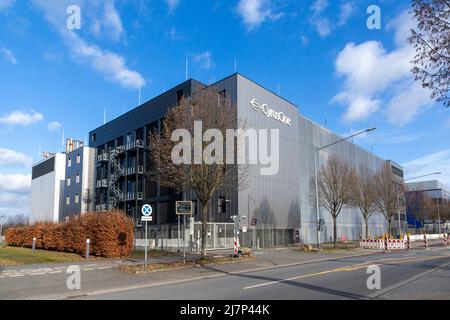 Eschborn, Germania - 28 gennaio 2022: Edificio Cyrusone a Eschborn. Cyrus One ospita strutture informatiche nell'edificio ad alta sicurezza. Foto Stock