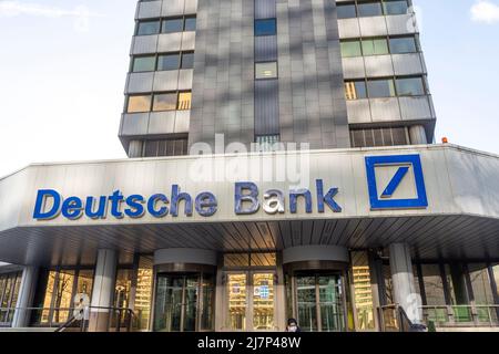 Eschborn, Germania - 28 gennaio 2022: Logo della sede di Deutsche Bank a Eschborn, Germania. Foto Stock