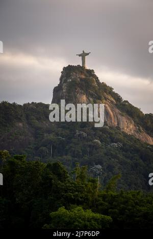 Splendida vista sulle nuvole sopra la statua del Cristo Redentore Foto Stock