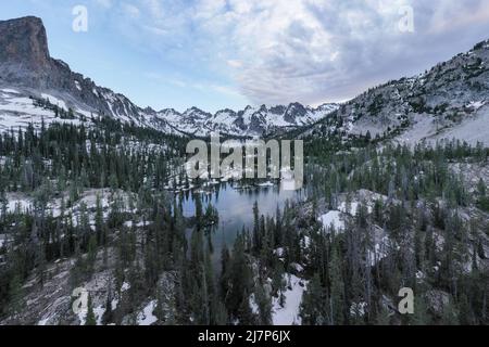 Splendide viste alpine del lago Alice nelle montagne Sawtooth Foto Stock