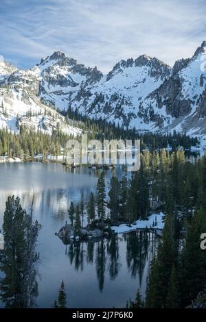 Splendide viste alpine del lago Alice nelle montagne Sawtooth Foto Stock