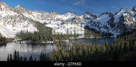 Splendide viste alpine del lago Alice nelle montagne Sawtooth Foto Stock