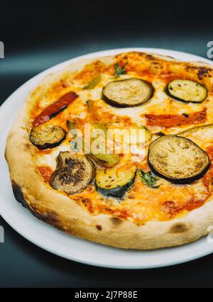 Una tipica pizza napoletana con verdure , realizzata con pasta madre Foto Stock