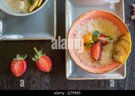 Colazione sana in una ciotola con granola fatta in casa, freschi Foto Stock