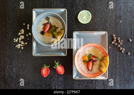Colazione sana in una ciotola con granola fatta in casa, freschi Foto Stock