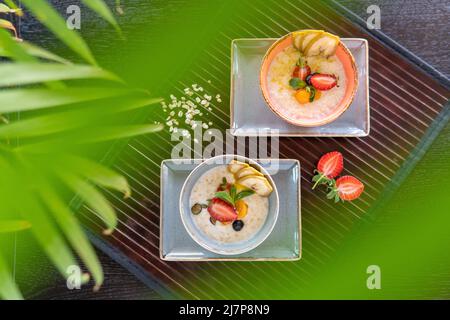 Colazione sana in una ciotola con granola fatta in casa, freschi Foto Stock