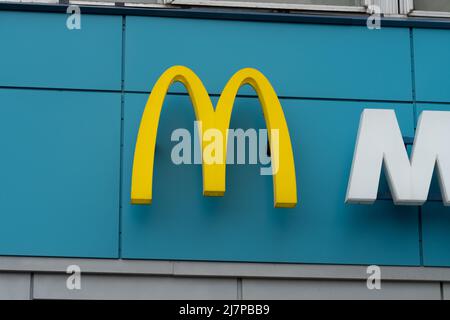 RUSSIA, MOSCA - MAR 05, 2022: mcdonalds logo fast hamburger bielorussia, nel pomeriggio fastfood segno per azienda e negozio marca, fuori dieta. Pasto Foto Stock