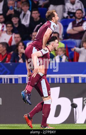 LIONE, FRANCIA - APRILE 14: Declan Rice of West Ham (R) festeggia il suo obiettivo con il suo compagno di squadra Craig Dawson of West Ham (L) durante la UEFA Europa League Foto Stock