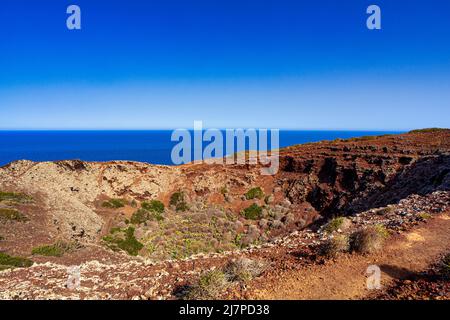 Vista mare del mare di Linosa sulla cima del vulcano Monte Nero, Isola Pelagie, Sicilia Foto Stock